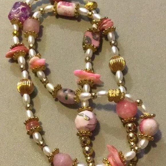 Necklace with Clasp, Pink &White & Gold,  beaded Necklace - Picture 6 of 6